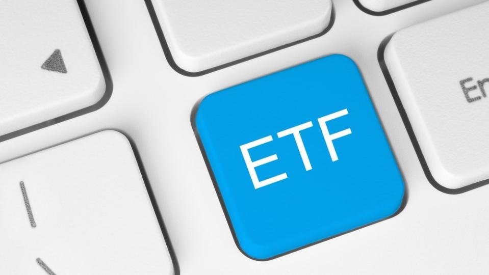 Redditors Say Buy These 5 ETFs Before Market Crash Starts As Recession Odds Hit Record Levels