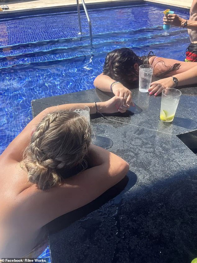 A terrifying photograph shows the moment two Oklahoma college students were potentially drugged at a swim-up bar in Cancun