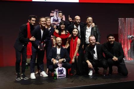 El bar Handshake Speakeasy, de México, recibe el premio al Mejor Bar del Mundo durante la ceremonia de entrega de los World's 50 Best Bars 2024