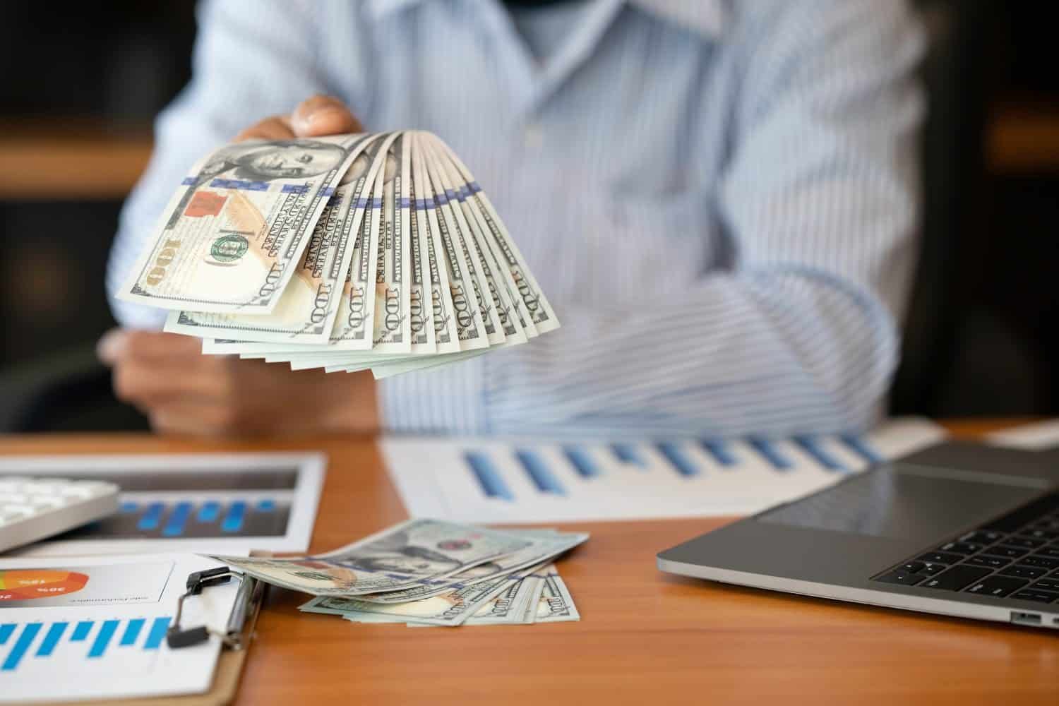 The Chief Financial Officer is handing out a bonus in the form of big dollar cash to employees who work to achieve goals, a bonus distribution idea to achieve employee goals.