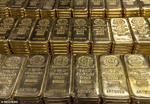Bond market jitters send gold price to record high as investors seek safe havens