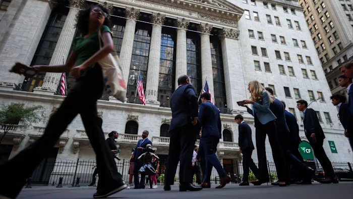 Investors pull billions from private credit funds