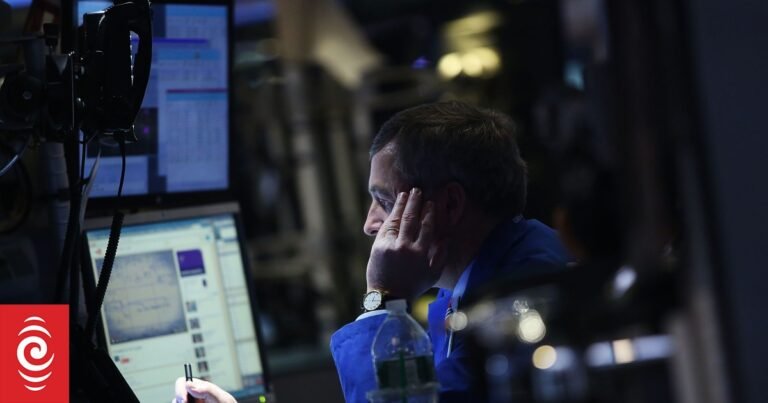 All active funds ‘underperform’ over past year, data shows