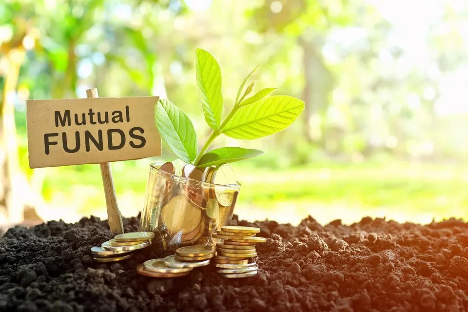 Mutual funds written on a sign for the topic of what is a mutual fund