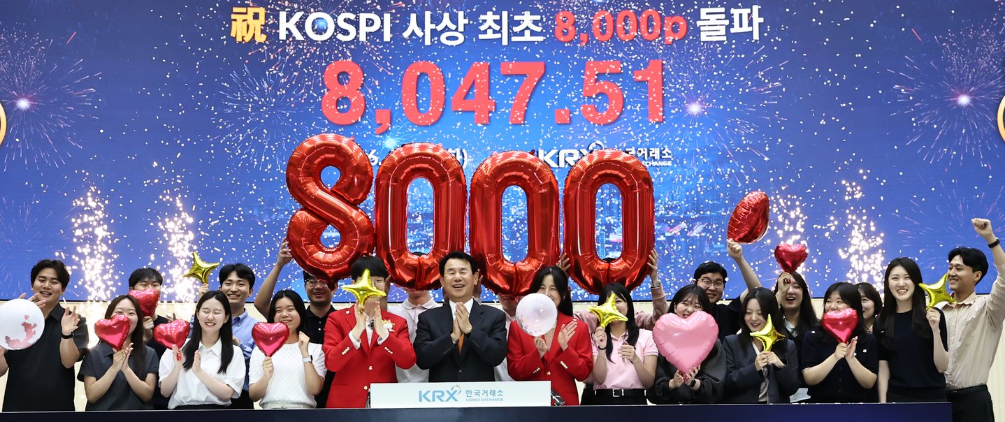 Korea Exchange Chairman Jeong Eun-bo, center, celebrates Kospi closing past 8,000 points in a ceremony held at its office in western Seoul on May 26. The Kospi on the day rose 2.55 percent to close at a record 8,047.51. [YONHAP]