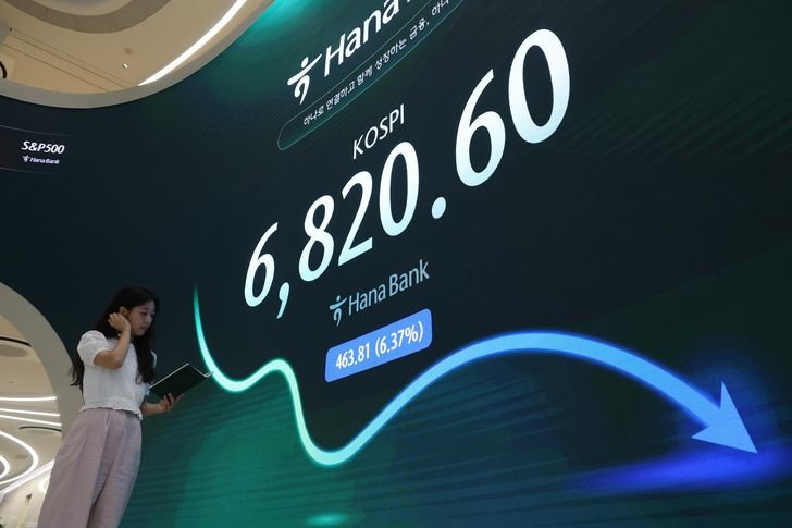 The benchmark KOSPI is displayed at a dealing room in Hana Bank, in Seoul, Thursday. Yonhap