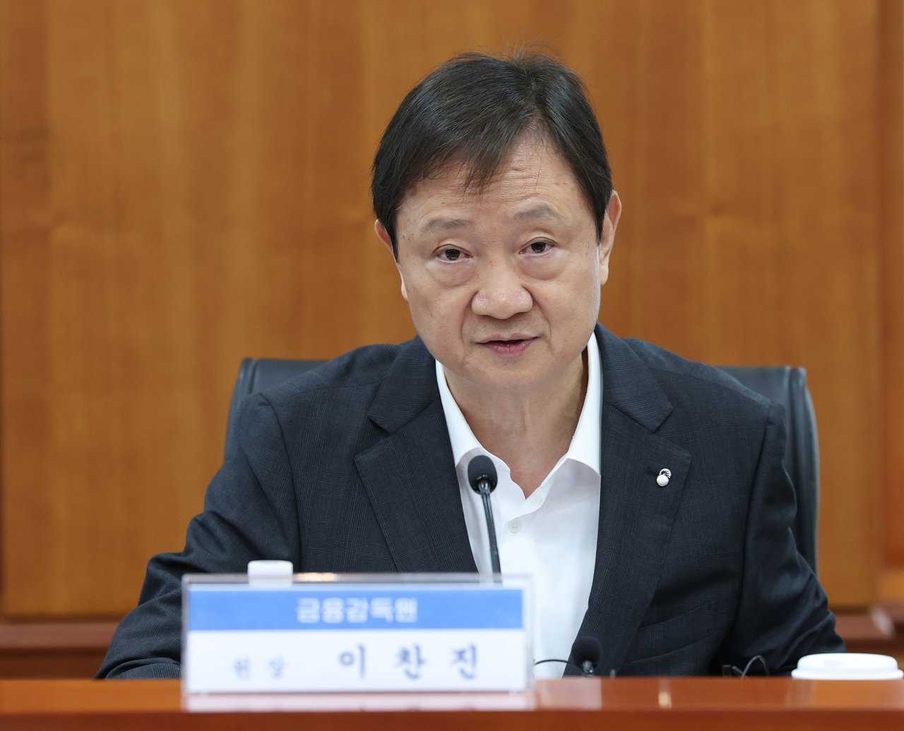 Financial Supervisory Service Gov. Lee Chan-jin speaks at a meeting held with the heads of asset managers in Yeouido, western Seoul on Monday. (Yonhap)