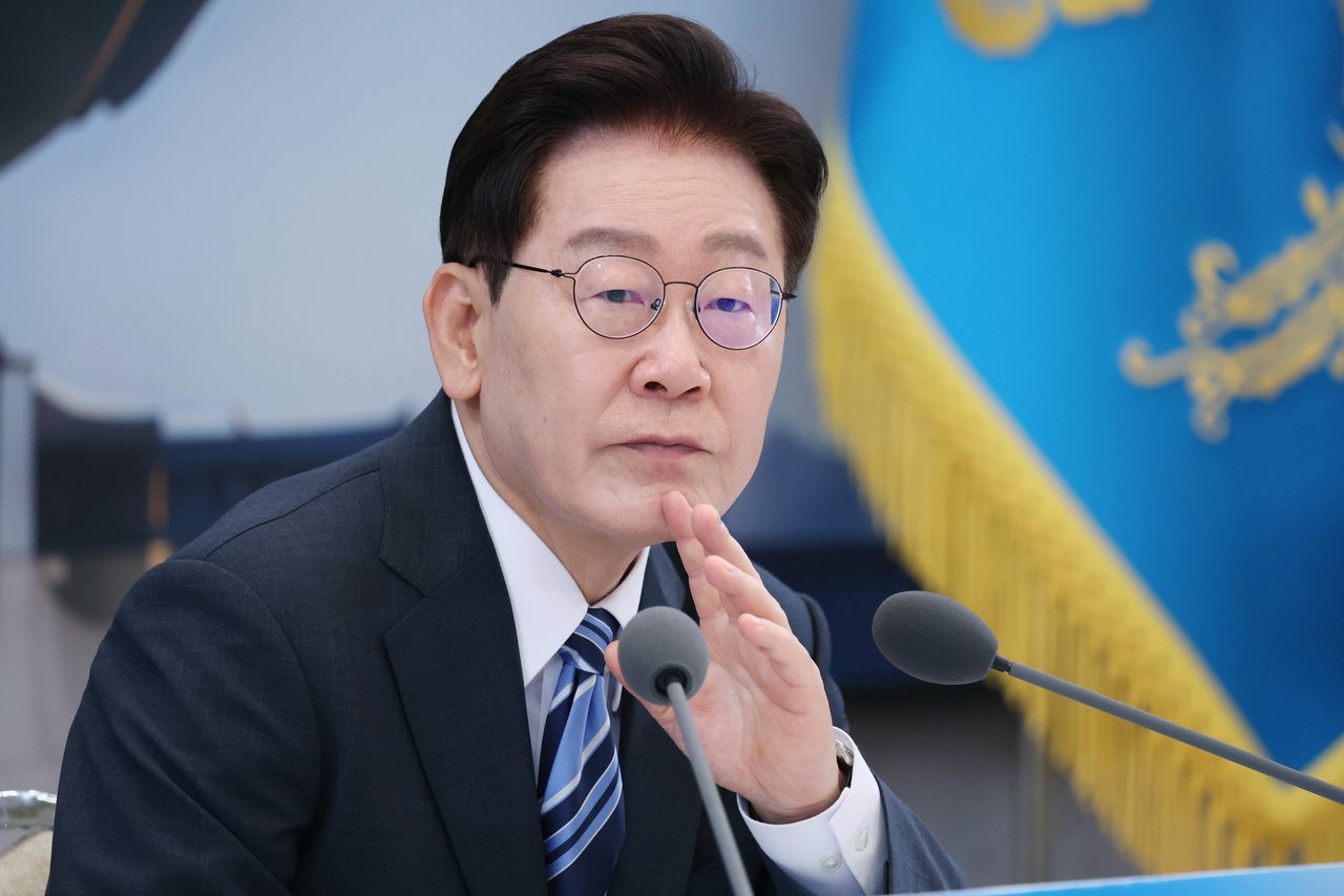 President Lee Jae Myung listens to a ministry policy briefing at the State Guest House of Cheong Wa Dae on Wednesday as government ministries and agencies present progress reports and policy plans. (Pool Photo via Yonhap)