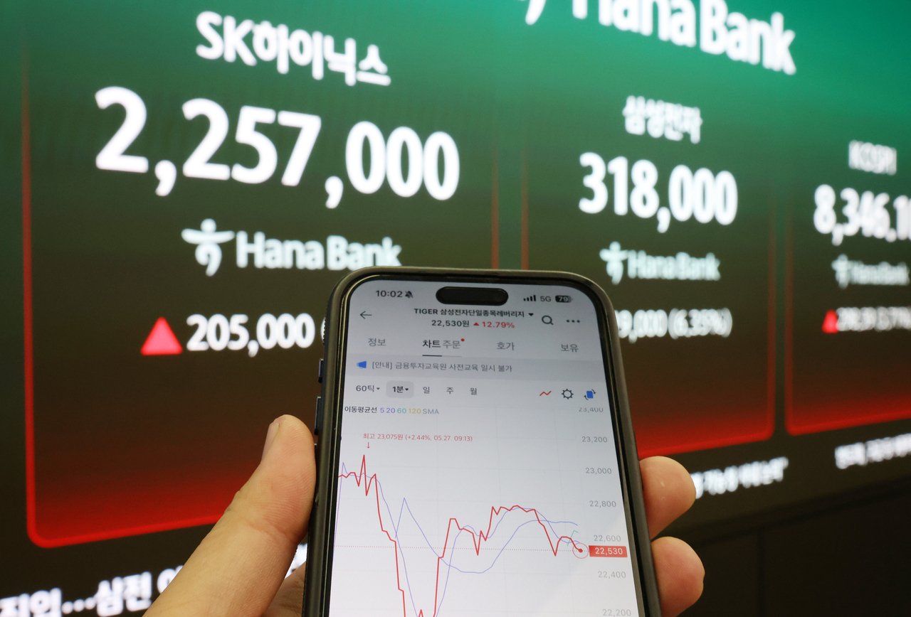 Single-stock leveraged ETFs tracking Samsung Electronics and SK Hynix began trading in May. The photo shows a mobile trading screen displaying the ETFs on their listing day. [Newsis]
