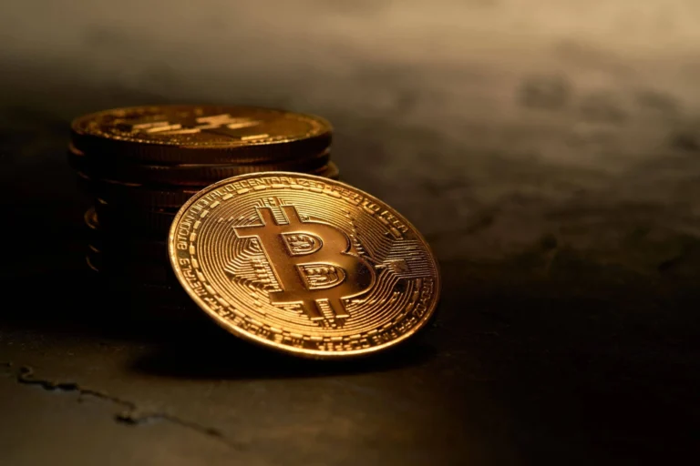 Bitcoin (BTC) ETFs Record Nearly $1 Billion in Single-Day Inflows — Top Buyers Revealed