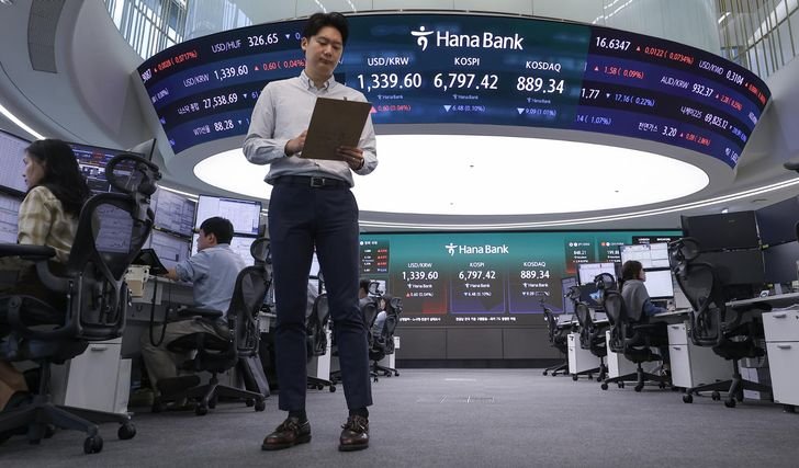 The dealing room of Hana Bank in Seoul/ Yonhap 