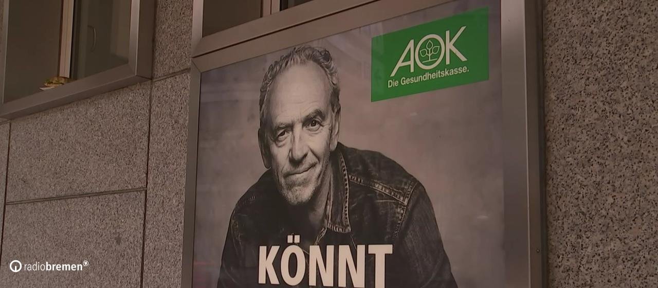 Ein Werbeplakat der AOK Bremen- Bremerhaven. Zu sehen ist ein älterer Mann. Auf dem Plakat befindet sich der Schriftzug "Könnt ihr das, AOK?" Oben rechts befindet sich das Logo der AOK.